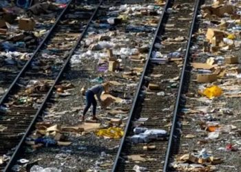 Thieves loot freight trains in Los Angeles with impunity