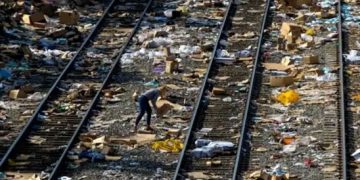 Thieves loot freight trains in Los Angeles with impunity