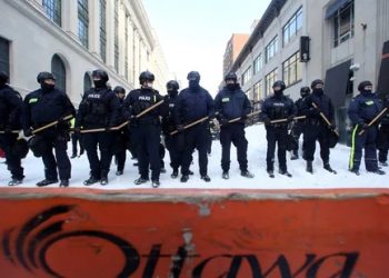 Canada police clear parl street in bid to end siege