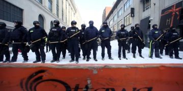 Canada police clear parl street in bid to end siege