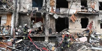 Fierce street battle as first Russian troops hit Ukrainian capital Kyiv