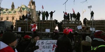 Covid-19: Anti-mandate protesters dig in their heels in Ottawa