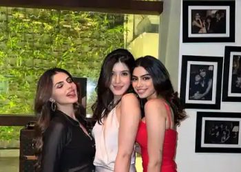 Shah Rukh Khan, Gauri, Aryan and Suhana photobomb Khushi Kapoor and Shanaya Kapoor’s pic. Here’s the twist