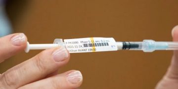 Tourism, business groups call on Canada to lift COVID-19 testing for fully vaccinated travellers