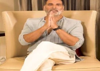 Akshay Kumar saves a dragonfly from drowning in his pool, Twinkle Khanna gets romantic in his comments