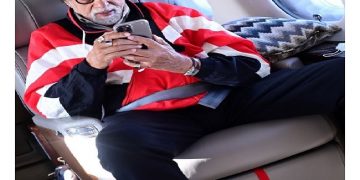 Amitabh Bachchan’s one-word tweet left fans confused, triggers hilarious memes | See here