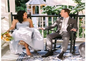 On 10th anniversary, Mark Zuckerberg recreates his wedding photo with wife Priscilla Chan | See here