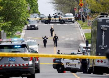 Canada police shoot dead unidentified man with rifle in Toronto