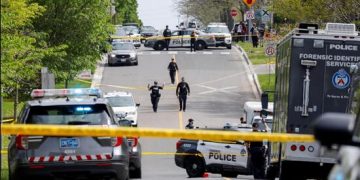 Canada police shoot dead unidentified man with rifle in Toronto