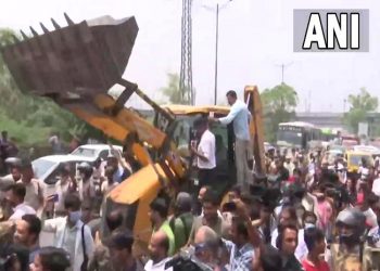 Delhi’s Shaheen Bagh sees massive protest against anti-encroachment drive; AAP MLA joins stir
