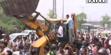 Delhi’s Shaheen Bagh sees massive protest against anti-encroachment drive; AAP MLA joins stir