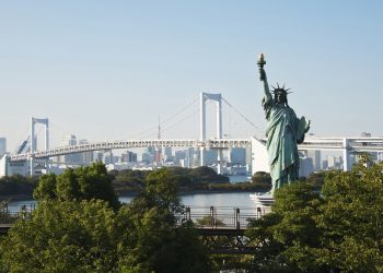 An explosion on the U.S. side of Rainbow Bridge closes Niagara border crossings.