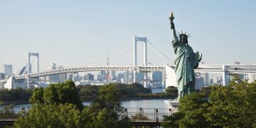 An explosion on the U.S. side of Rainbow Bridge closes Niagara border crossings.